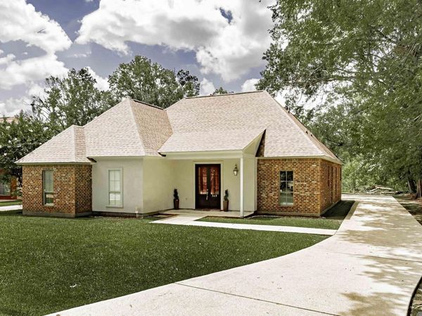 340 Sullivan St, Denham Springs, LA 70726