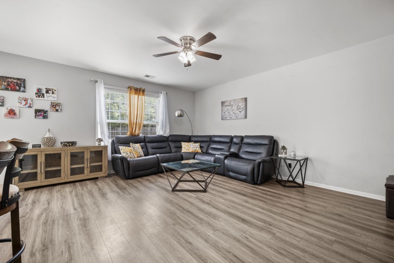 990 Augustine Court Photo 4