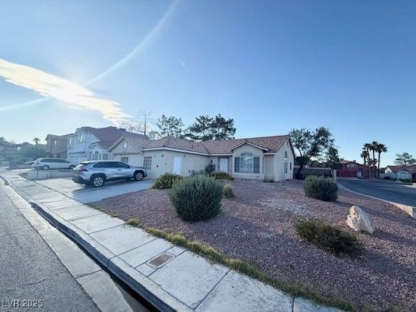 6428 Crystal Dew Drive, Las Vegas, NV 89118