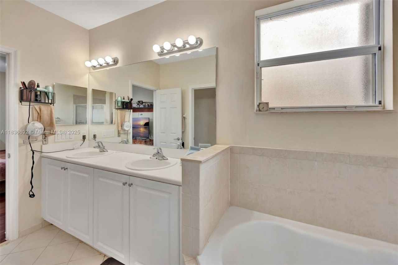 216 NE 36th Ter, Homestead, FL 33033 Photo