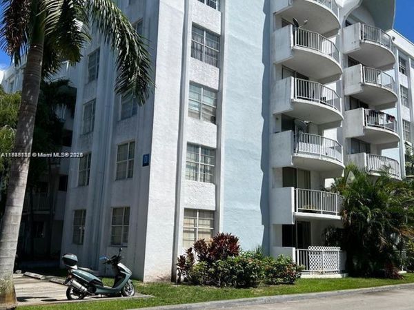 498 NW 165th St Rd, Unit D-407, Miami, FL 33169