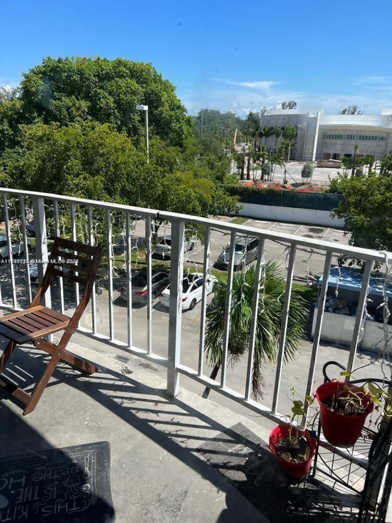 498 NW 165th St Rd, Unit D-407, Miami, FL 33169 Photo