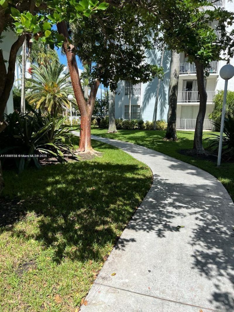 498 NW 165th St Rd, Unit D-407, Miami, FL 33169 Photo