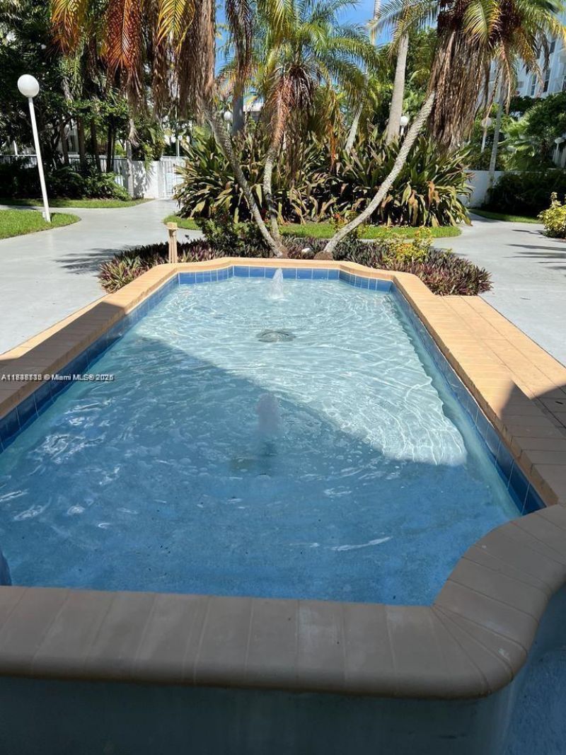 498 NW 165th St Rd, Unit D-407, Miami, FL 33169 Photo