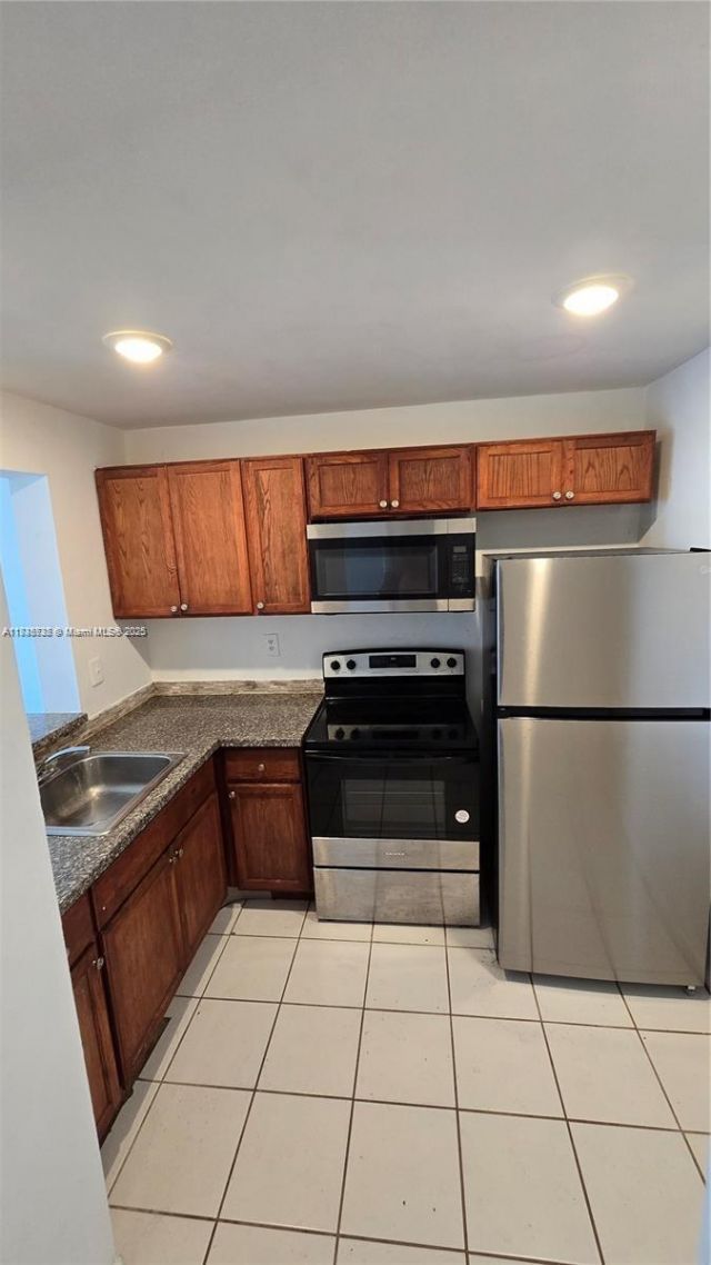 498 NW 165th St Rd, Unit D-407, Miami, FL 33169 Photo