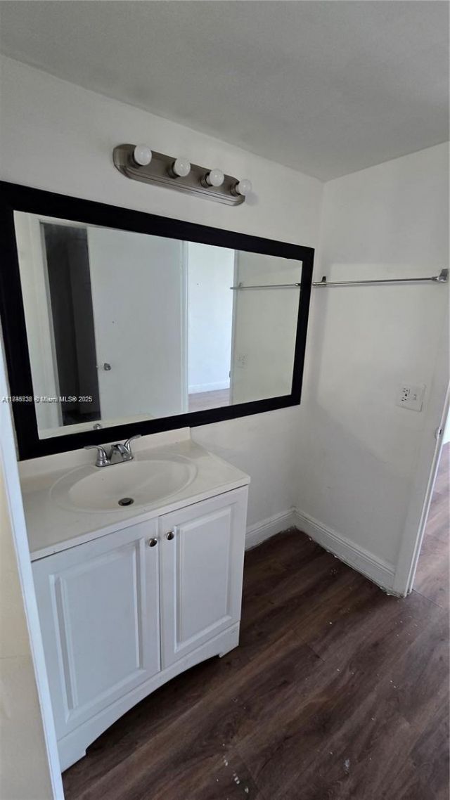 498 NW 165th St Rd, Unit D-407, Miami, FL 33169 Photo