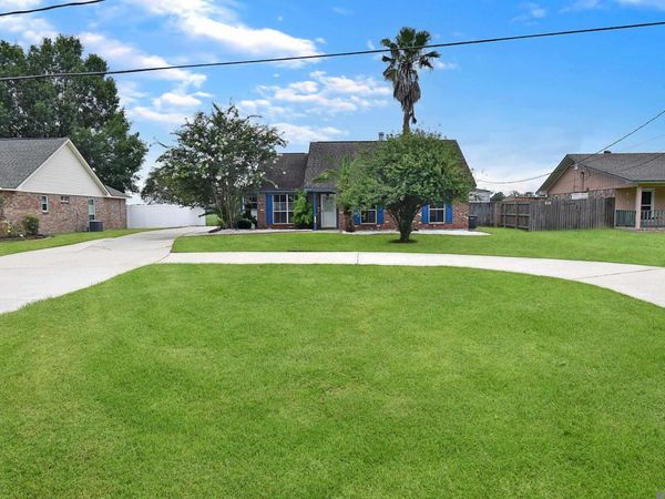 10290 Lake Park Ave, Gonzales, LA 70737