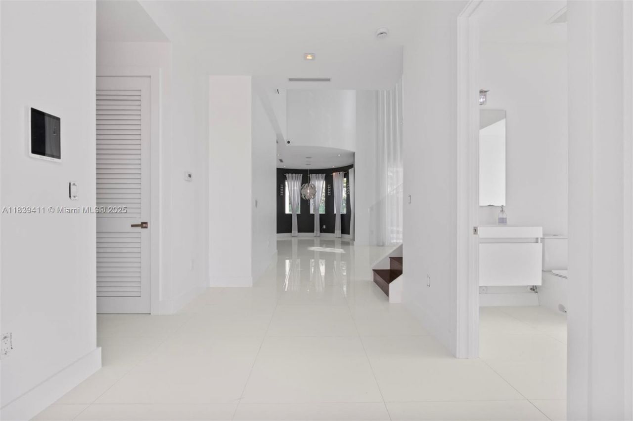 10431 NW 68th Ter, Doral, FL 33178 Photo