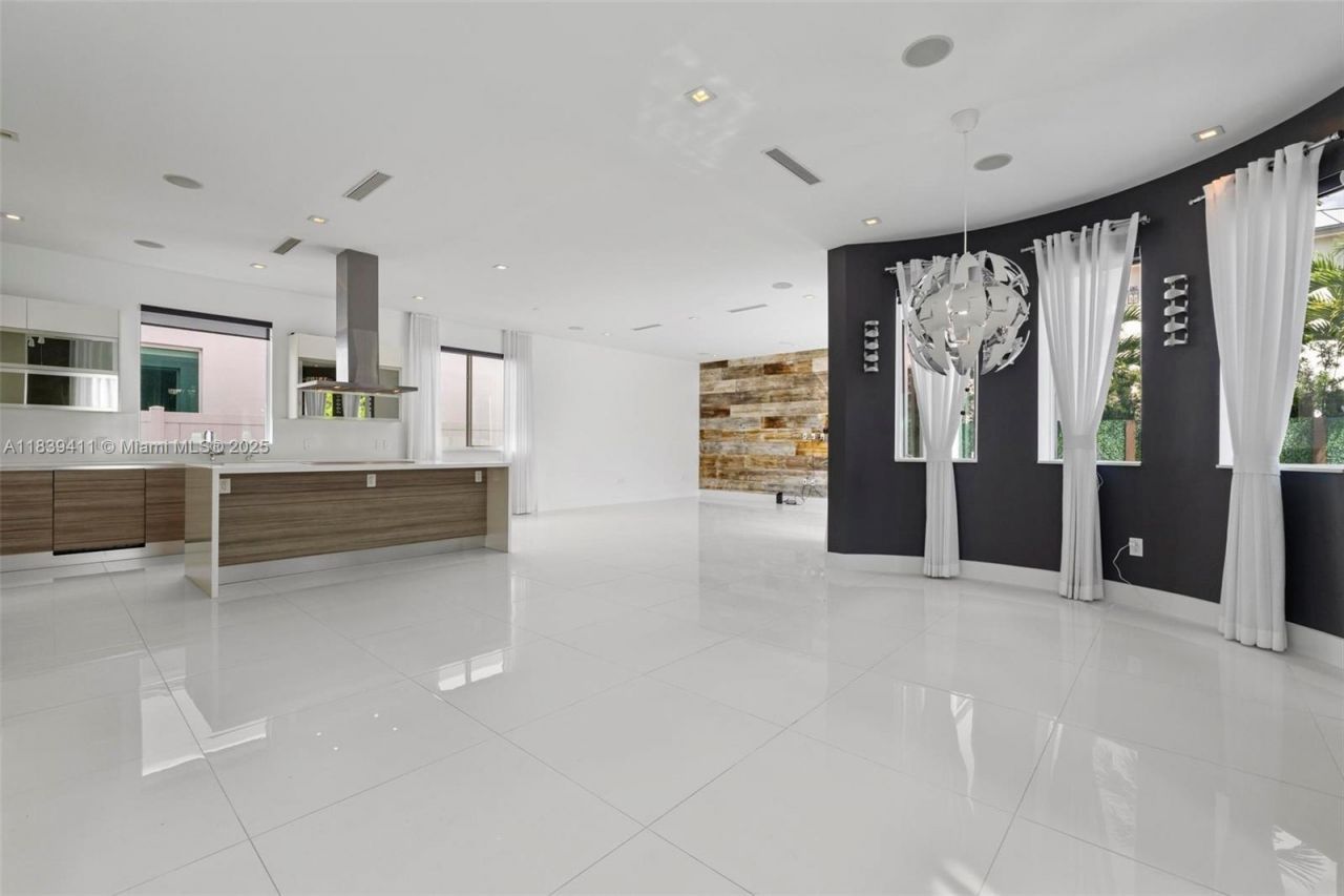 10431 NW 68th Ter, Doral, FL 33178 Photo