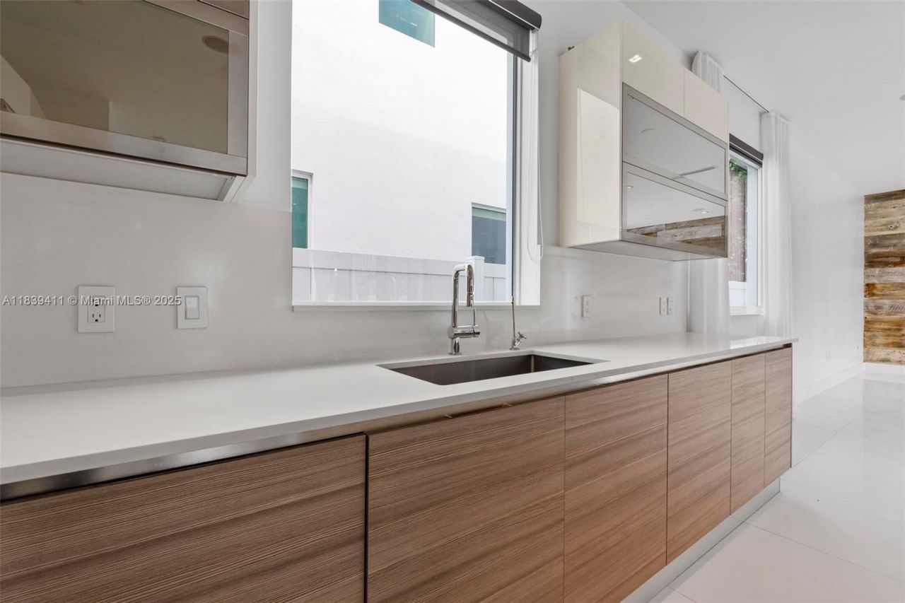 10431 NW 68th Ter, Doral, FL 33178 Photo