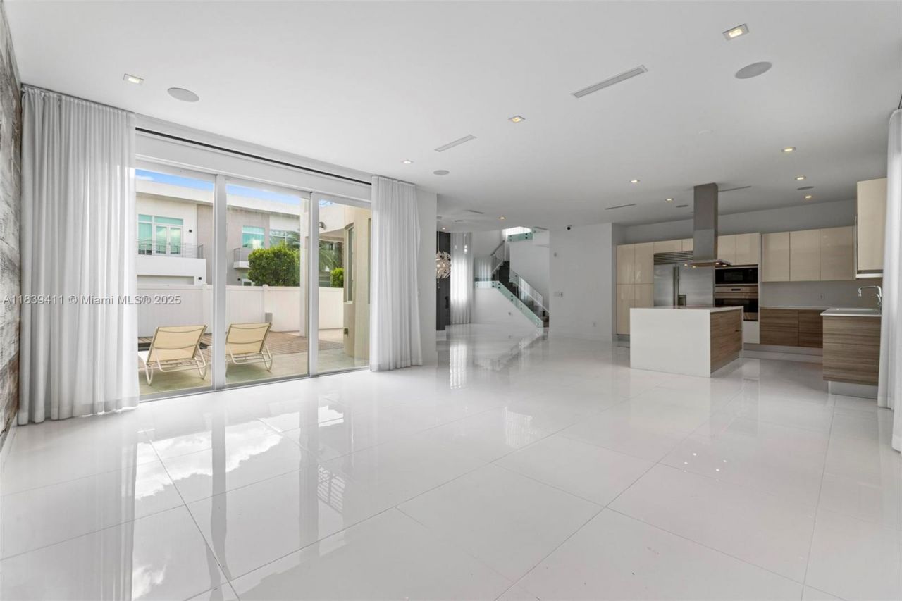 10431 NW 68th Ter, Doral, FL 33178 Photo