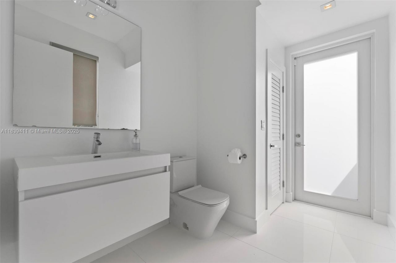 10431 NW 68th Ter, Doral, FL 33178 Photo