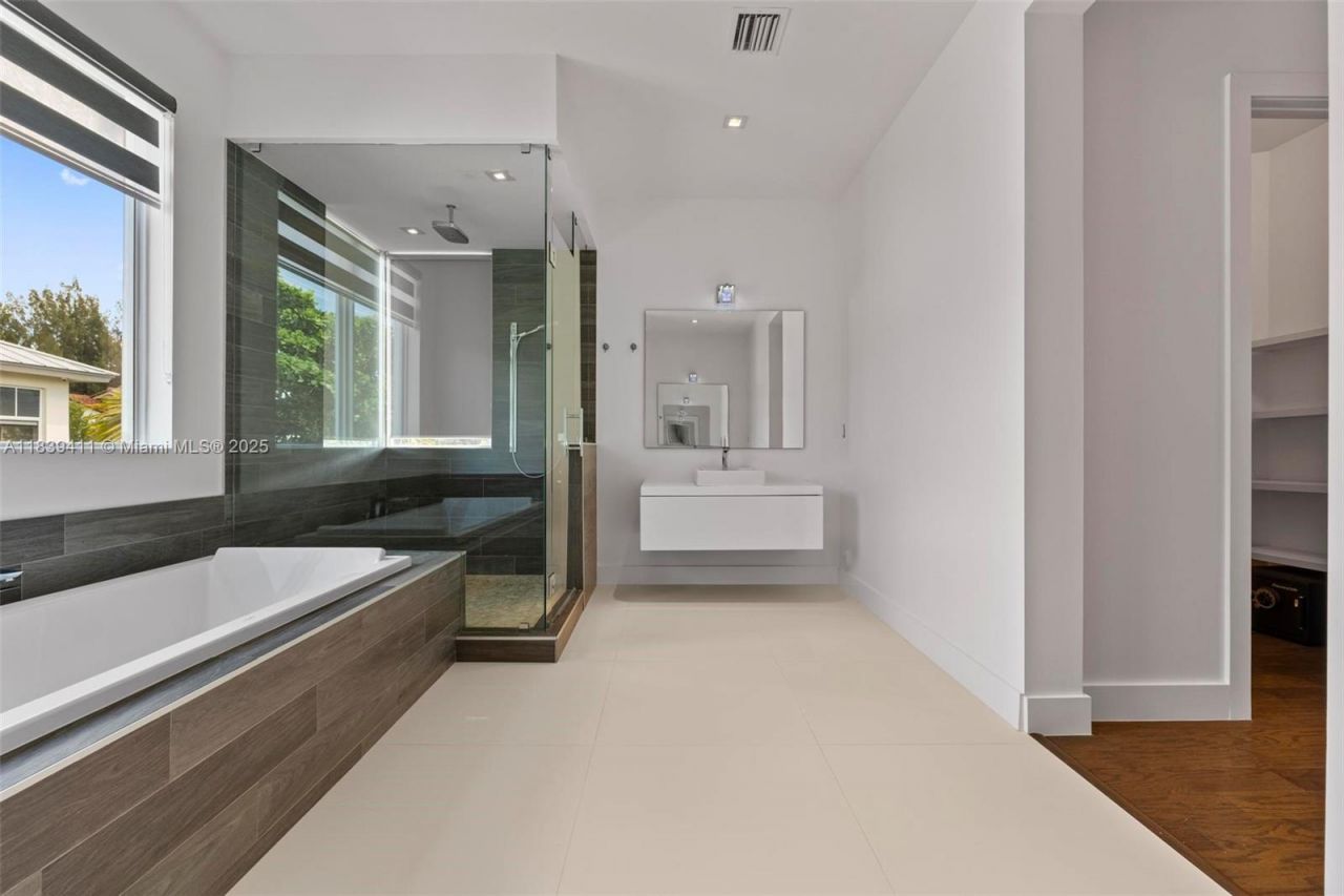 10431 NW 68th Ter, Doral, FL 33178 Photo