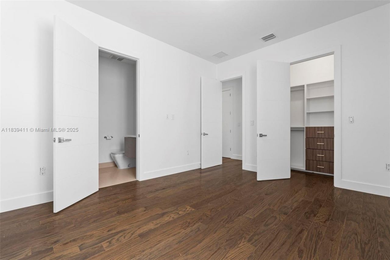 10431 NW 68th Ter, Doral, FL 33178 Photo