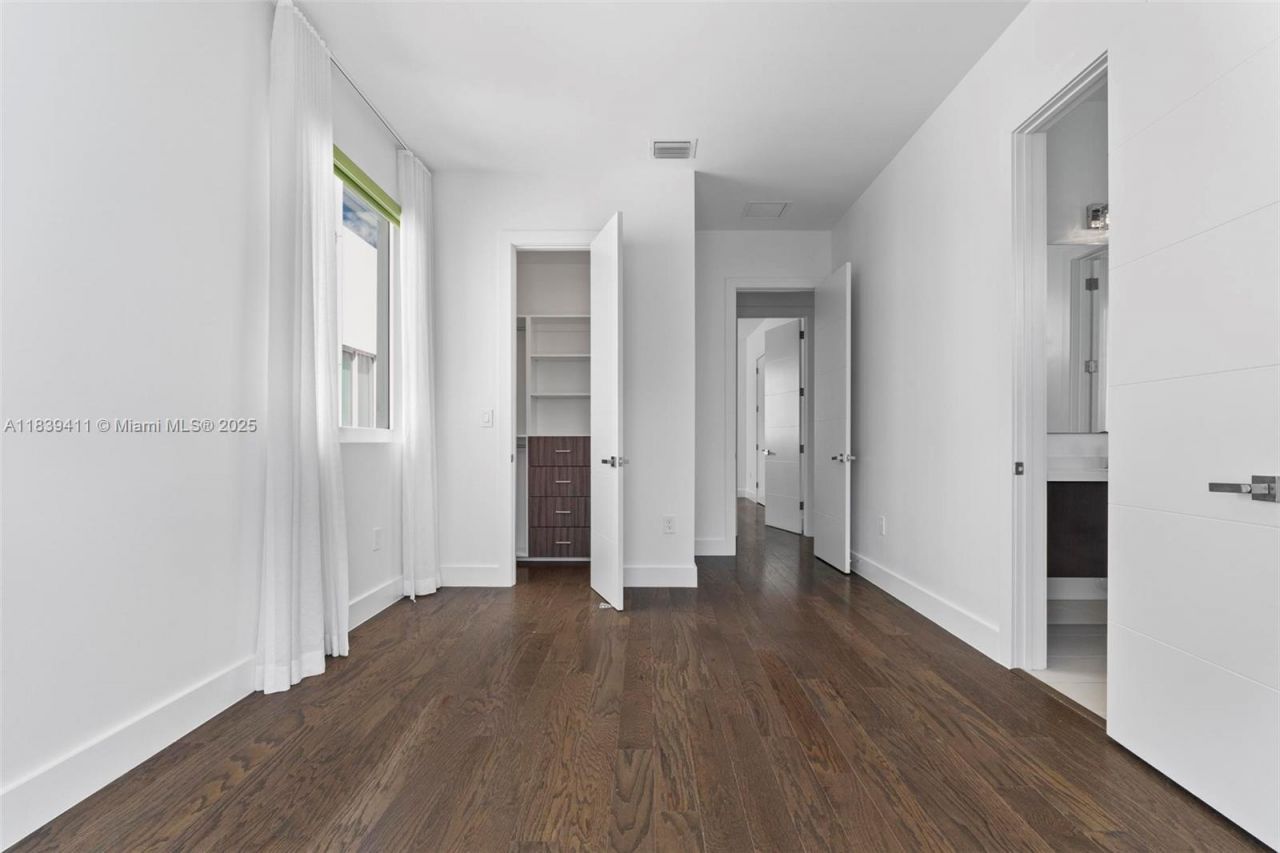 10431 NW 68th Ter, Doral, FL 33178 Photo