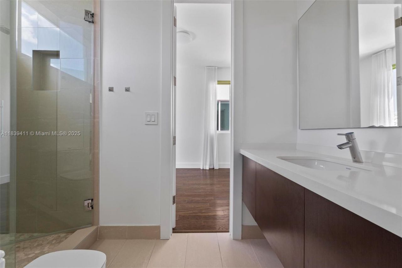 10431 NW 68th Ter, Doral, FL 33178 Photo