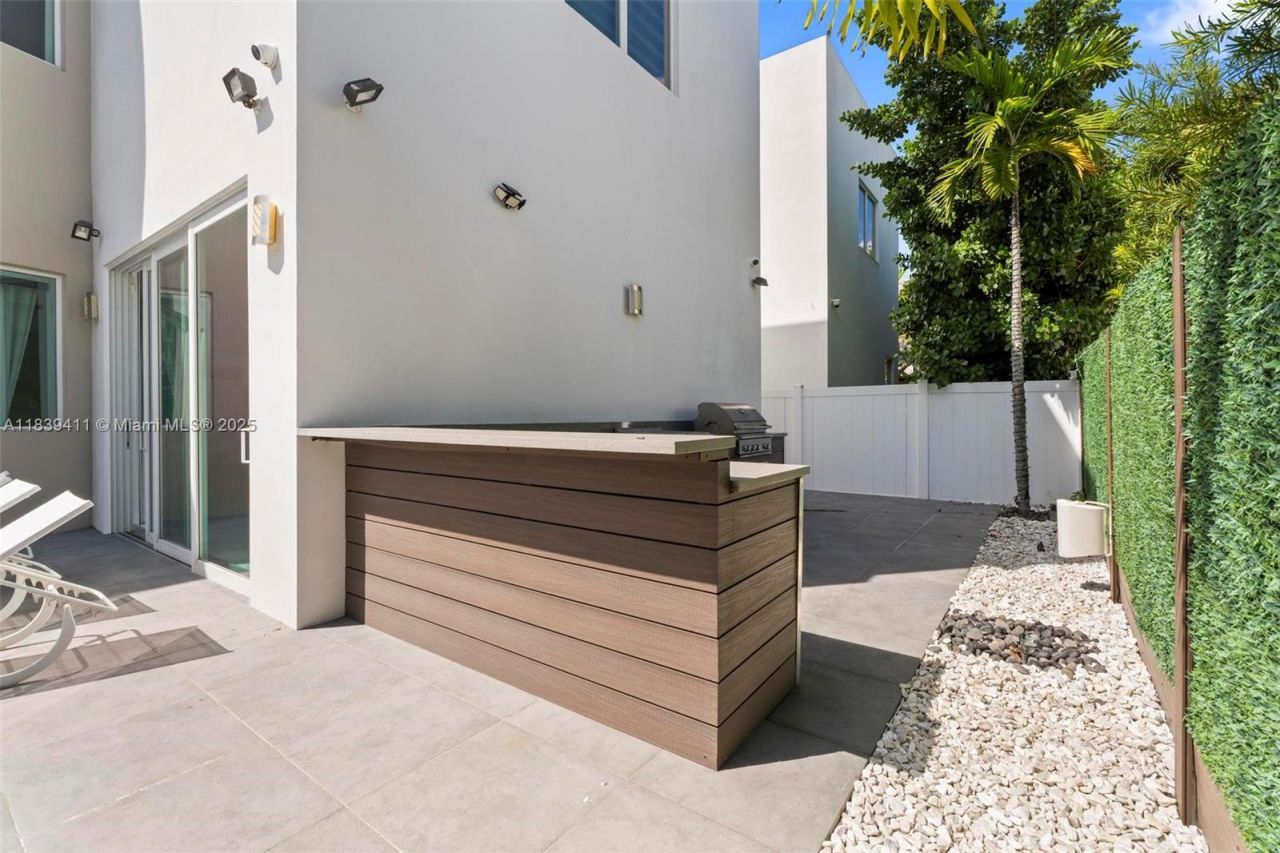 10431 NW 68th Ter, Doral, FL 33178 Photo