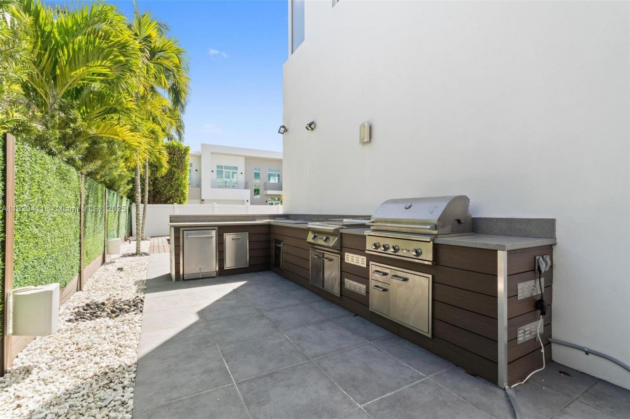 10431 NW 68th Ter, Doral, FL 33178 Photo