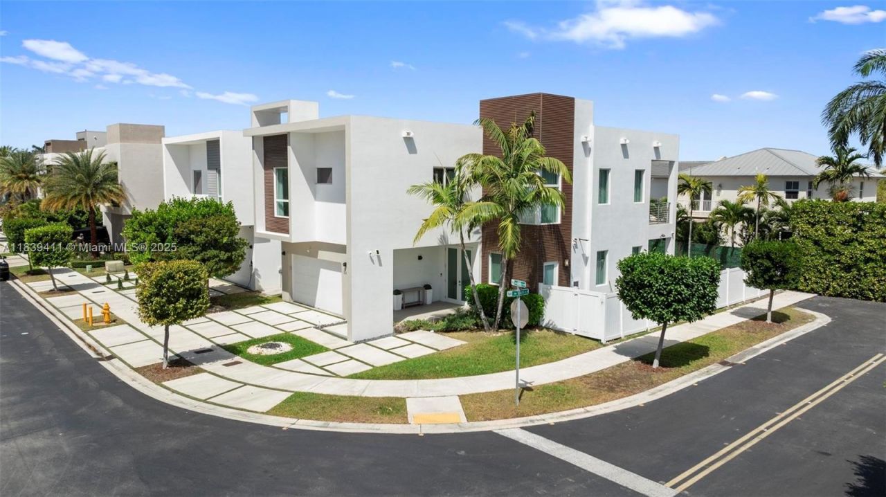 10431 NW 68th Ter, Doral, FL 33178 Photo