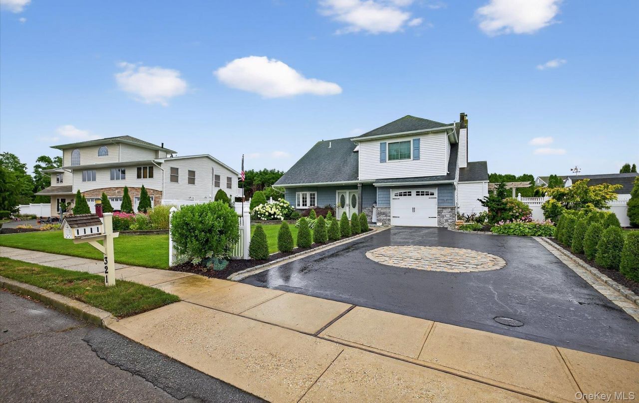 321 Lagoon Drive S, Copiague, NY 11726 Main Photo