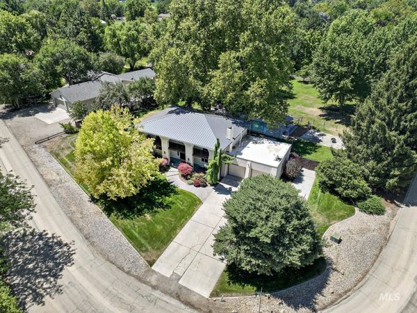 1067 N Arlington Dr, Eagle, ID 83616