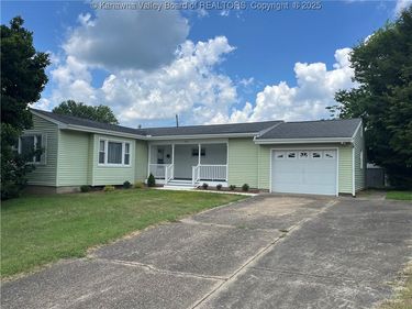 709 McIntosh Avenue, Ravenswood, WV 26164