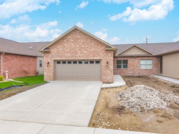 1922 Dunraven Road, Bloomington, IL 61704