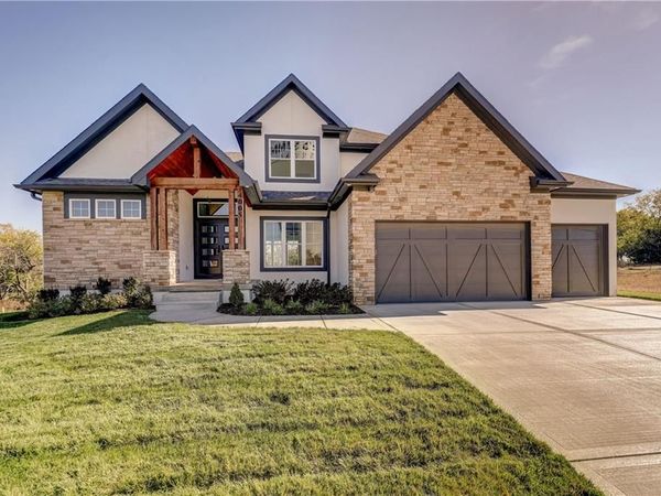 4005 NE Apple Grove Drive, Lee's Summit, MO 64064