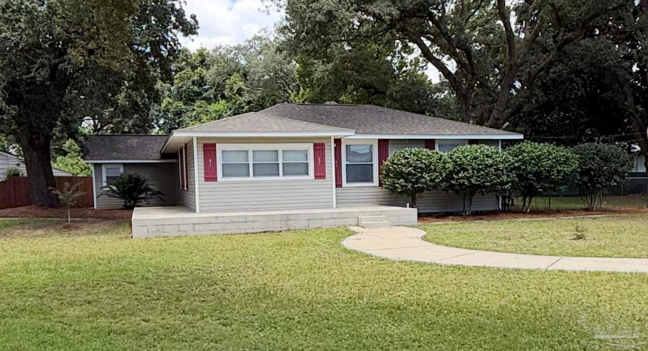 202 Edgewater Dr, Pensacola, FL 32507 Main Photo