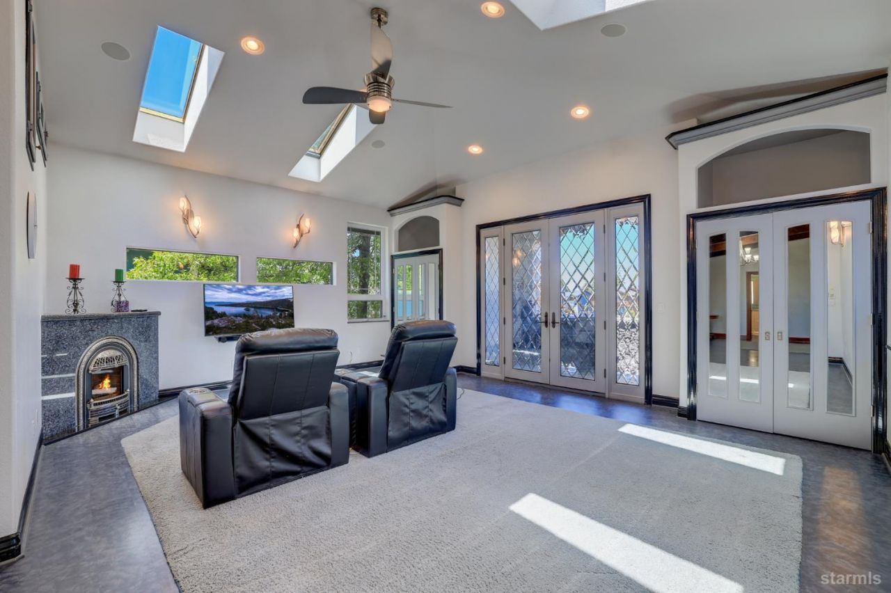 1932 Kokanee Way, South Lake Tahoe, CA 96150 Photo