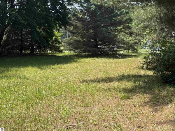 12 Pennsylvania Avenue, Cadillac, MI 49601