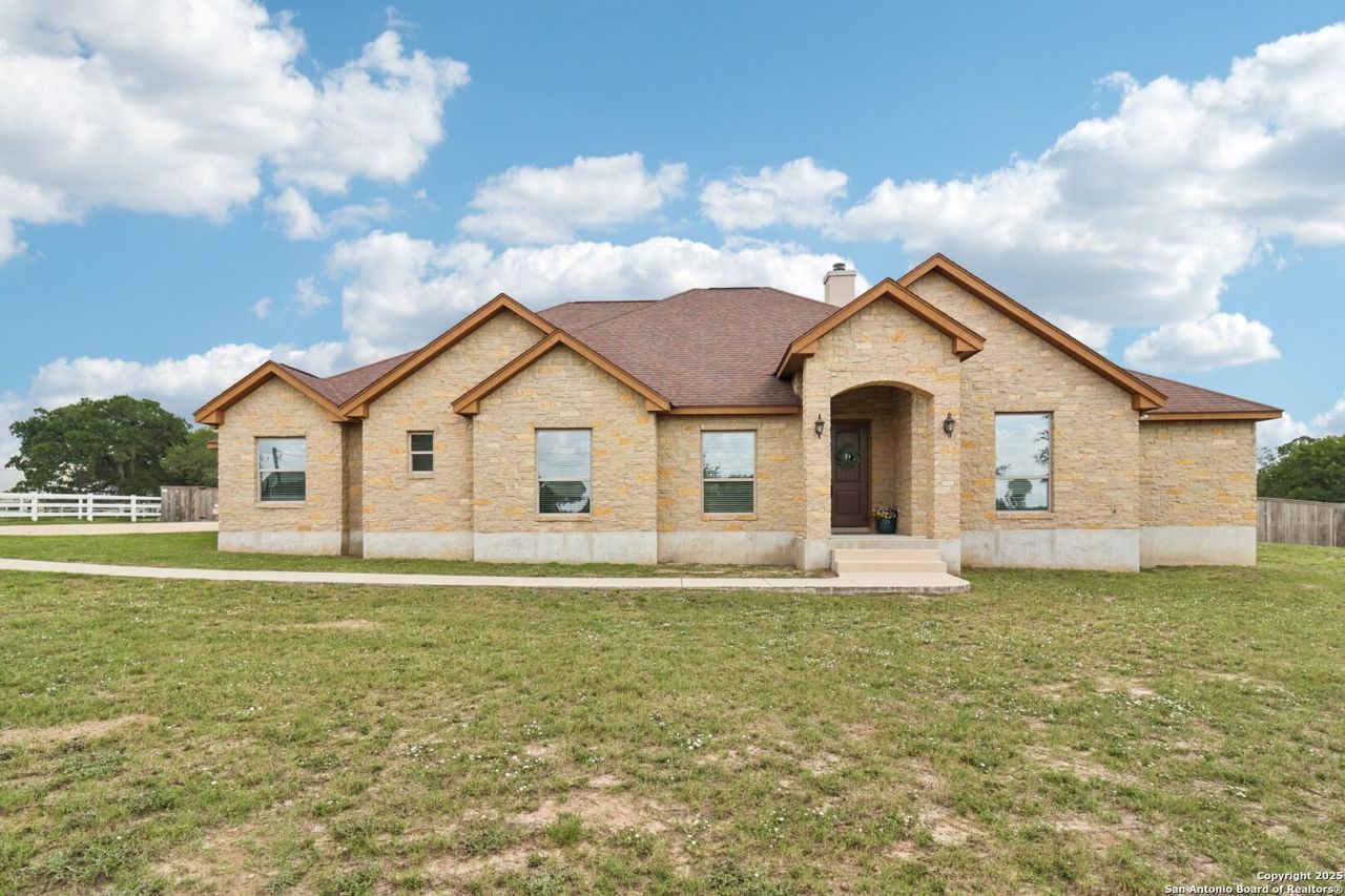 164 Abrego Lake, Floresville, TX 78114 Main Photo