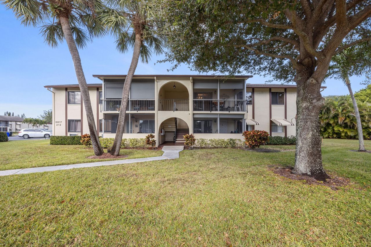 5817 La Pinata Boulevard, Unit D-2, Greenacres, FL 33463 Main Photo
