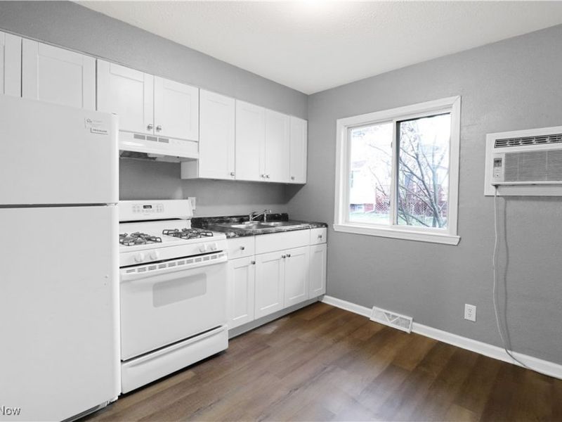 1330 W Waterloo Road, Akron, OH 44314 Photo 10