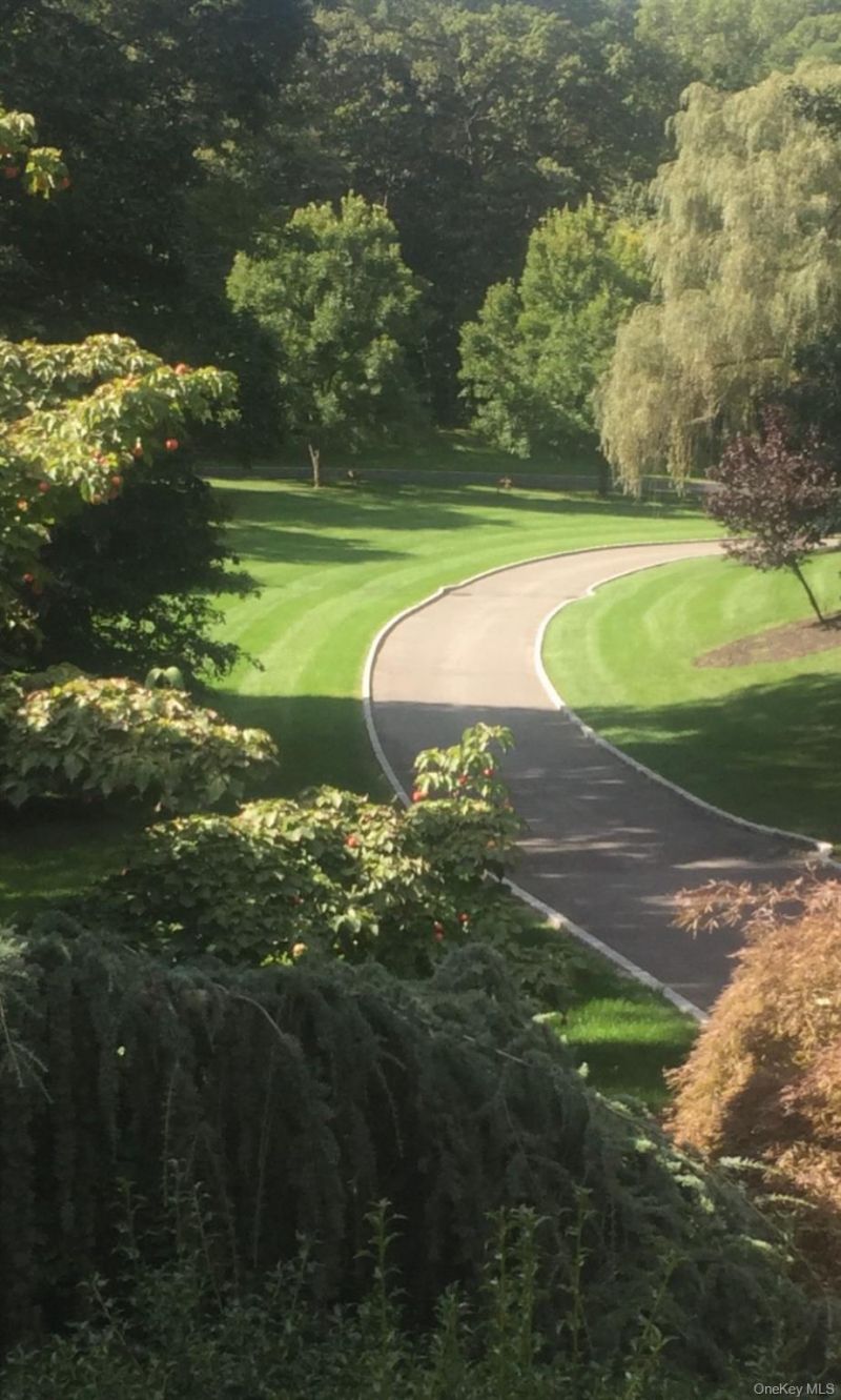 10 Bryan Meadow Path Northport, NY 11768