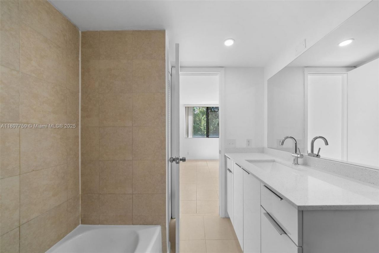 4222 Inverrary Blvd, Unit 4211, Lauderhill, FL 33319 Photo