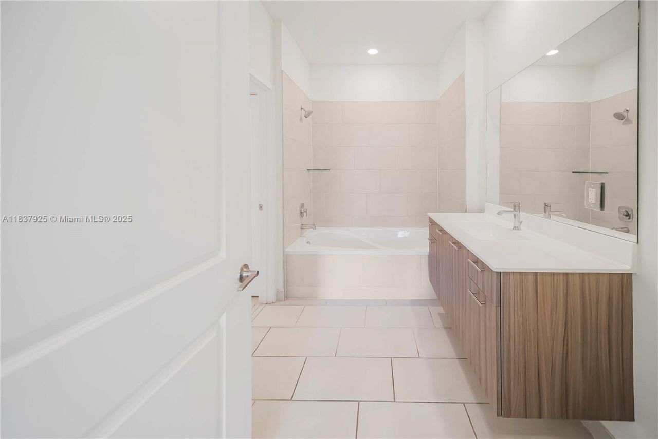 8265 NW 41st St, Unit C-307, Doral, FL 33166 Photo