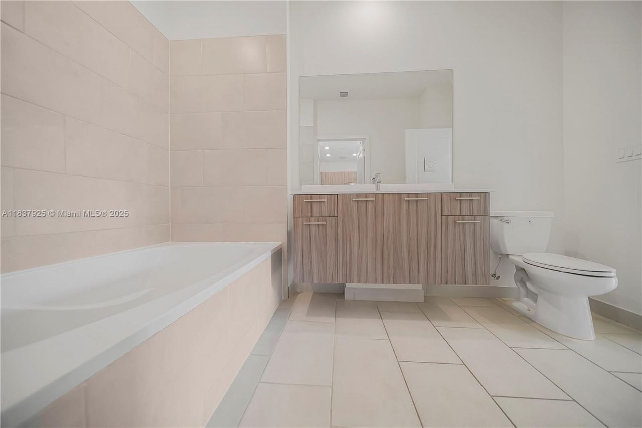 8265 NW 41st St, Unit C-307, Doral, FL 33166 Photo