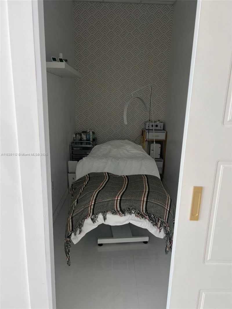 Confidentially NE 7 Th Ave, Miami, FL 33161 Photo