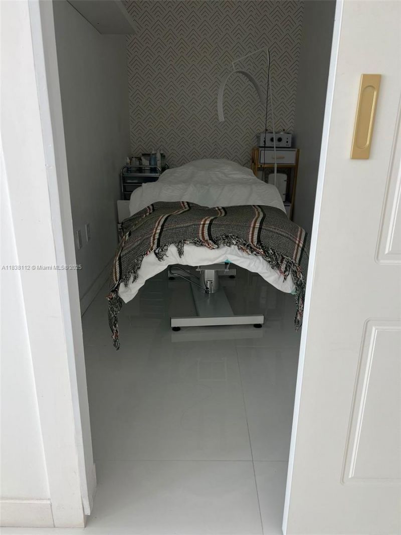 Confidentially NE 7 Th Ave, Miami, FL 33161 Photo