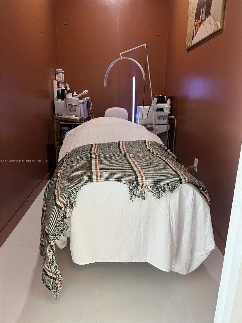 Confidentially NE 7 Th Ave, Miami, FL 33161 Photo