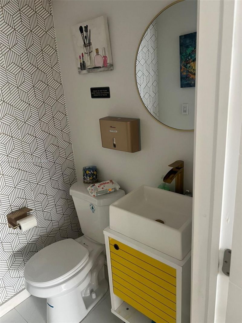 Confidentially NE 7 Th Ave, Miami, FL 33161 Photo