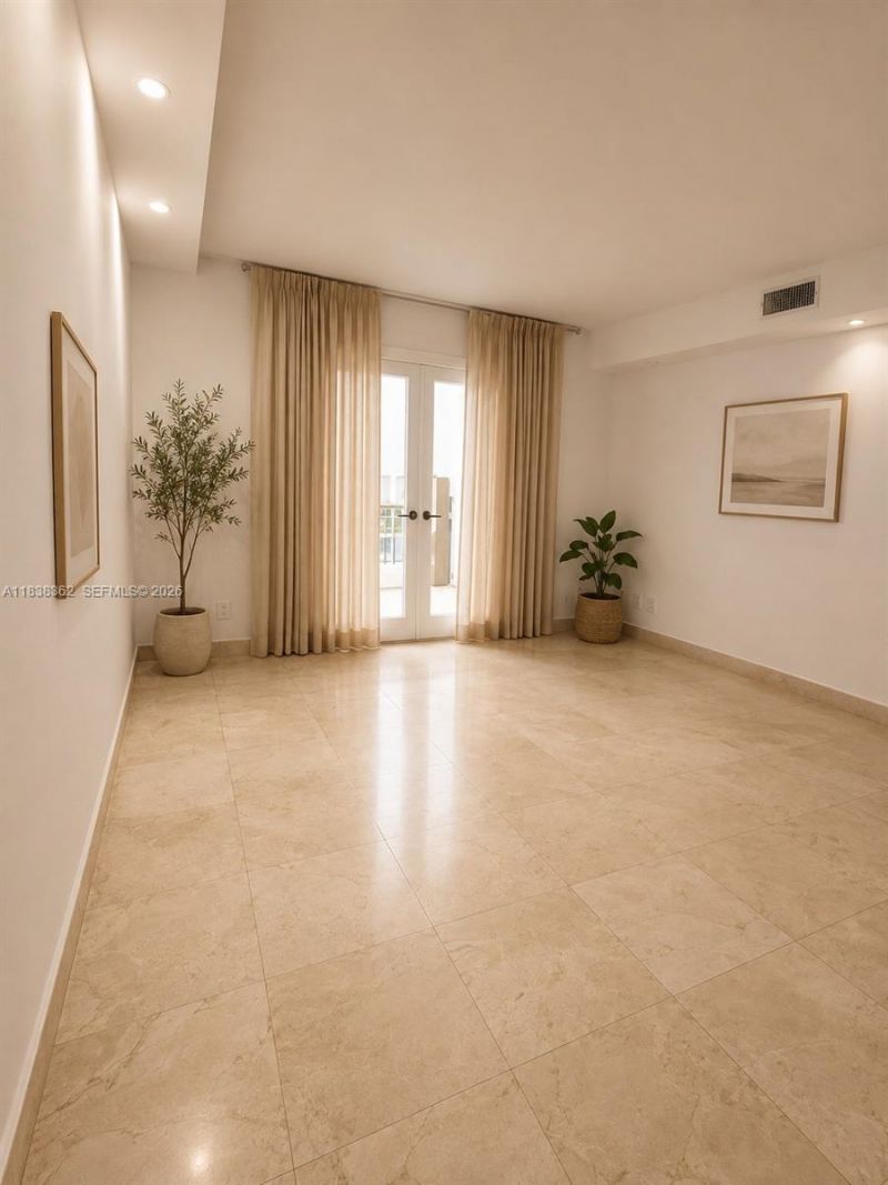 5401 Collins Ave, Unit 514, Miami Beach, FL 33140 Photo