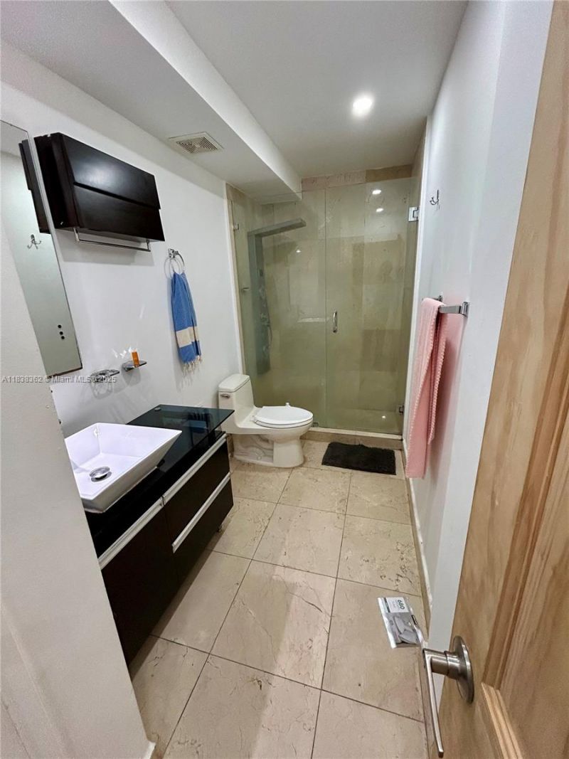 5401 Collins Ave, Unit 514, Miami Beach, FL 33140 Photo