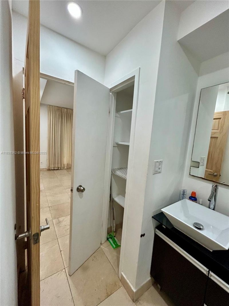 5401 Collins Ave, Unit 514, Miami Beach, FL 33140 Photo