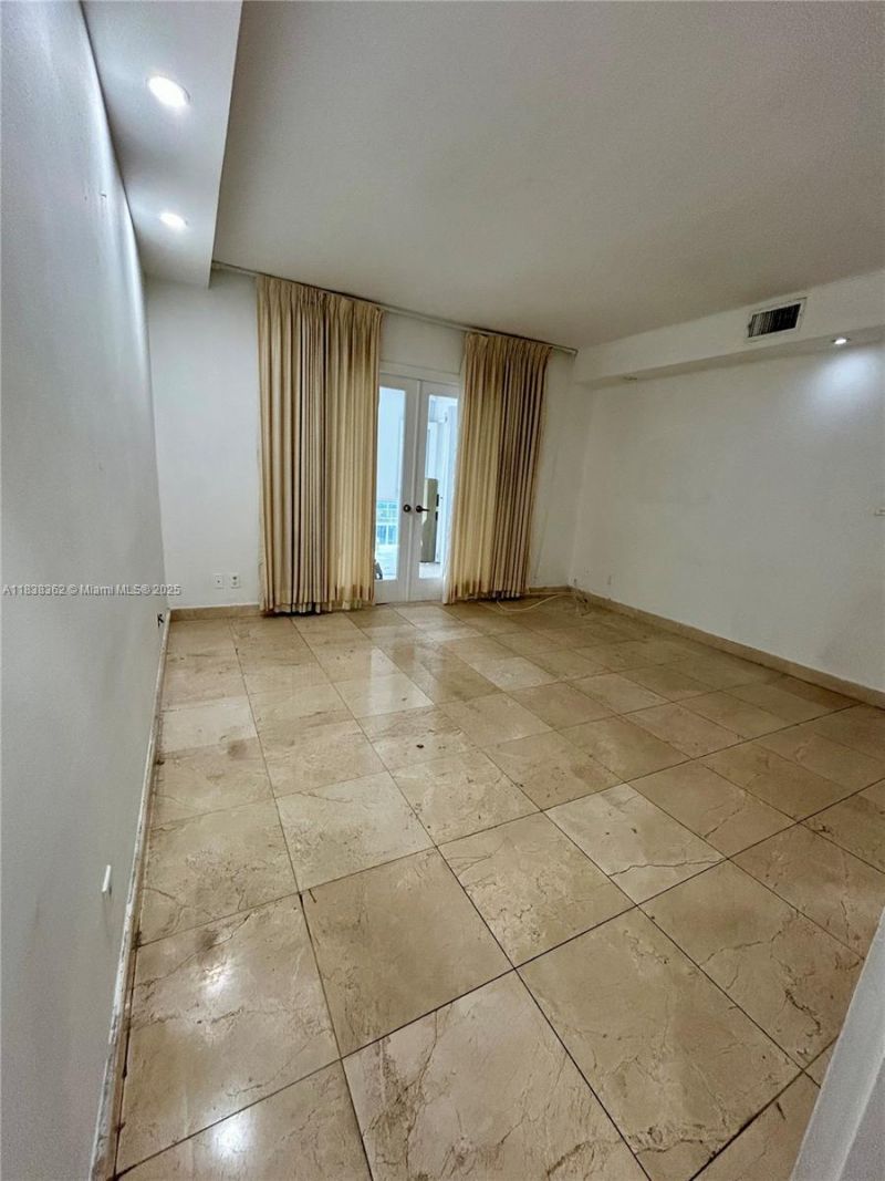 5401 Collins Ave, Unit 514, Miami Beach, FL 33140 Photo