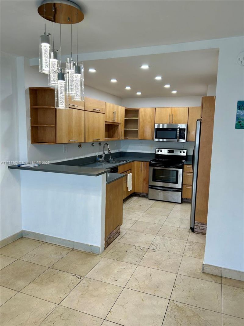 5401 Collins Ave, Unit 514, Miami Beach, FL 33140 Photo