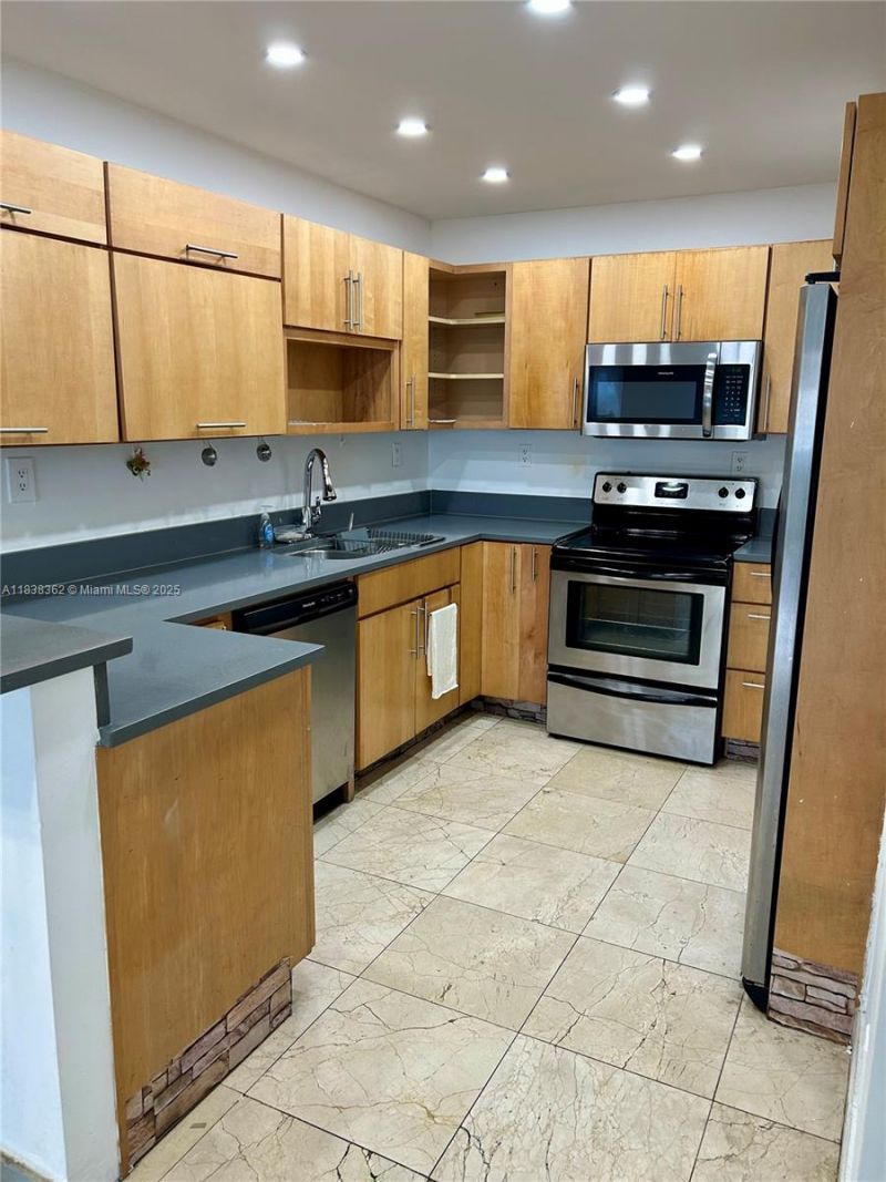 5401 Collins Ave, Unit 514, Miami Beach, FL 33140 Photo