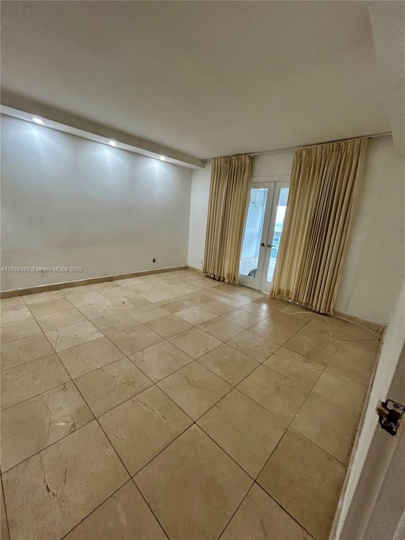 5401 Collins Ave, Unit 514, Miami Beach, FL 33140 Photo