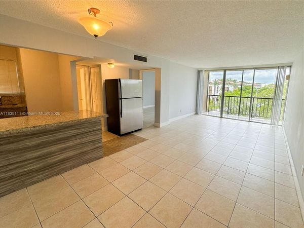 8840 Fontainebleau Blvd, Unit 402, Miami, FL 33172
